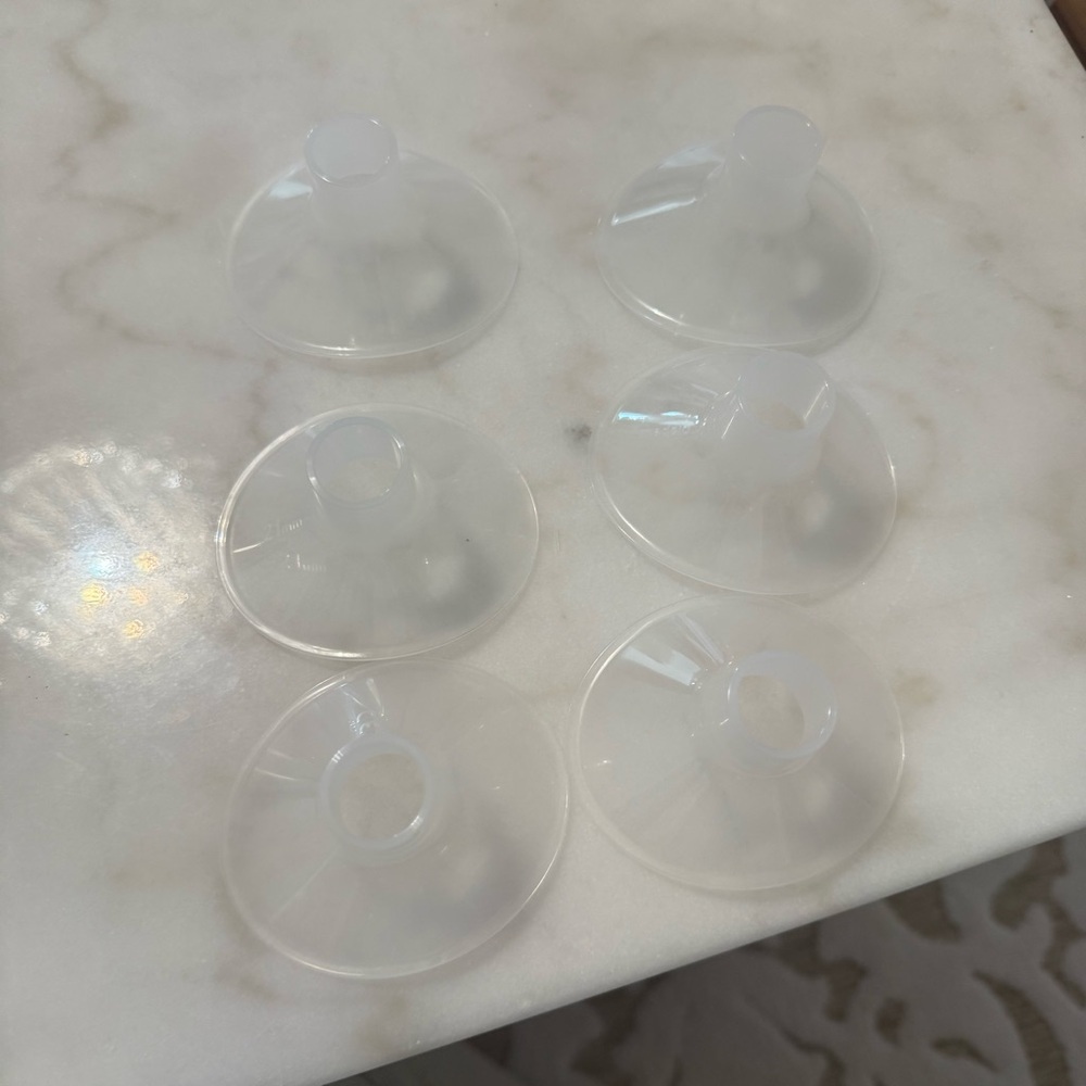 Medela Breast Shields for Breast Milk Pumping 21mm - Set of 4 NEW